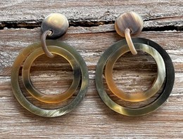Handgemaakte buffelhoorn oorbellen, dubbele ringen. Totale lengte 5.4cm. Mat, gemengde tintjes.
