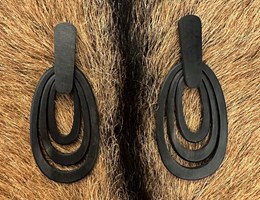 Buffelhoorn, zwartmatte oorbellen. 3 Ovalen met langwerpige stud 8.5x3.7cm