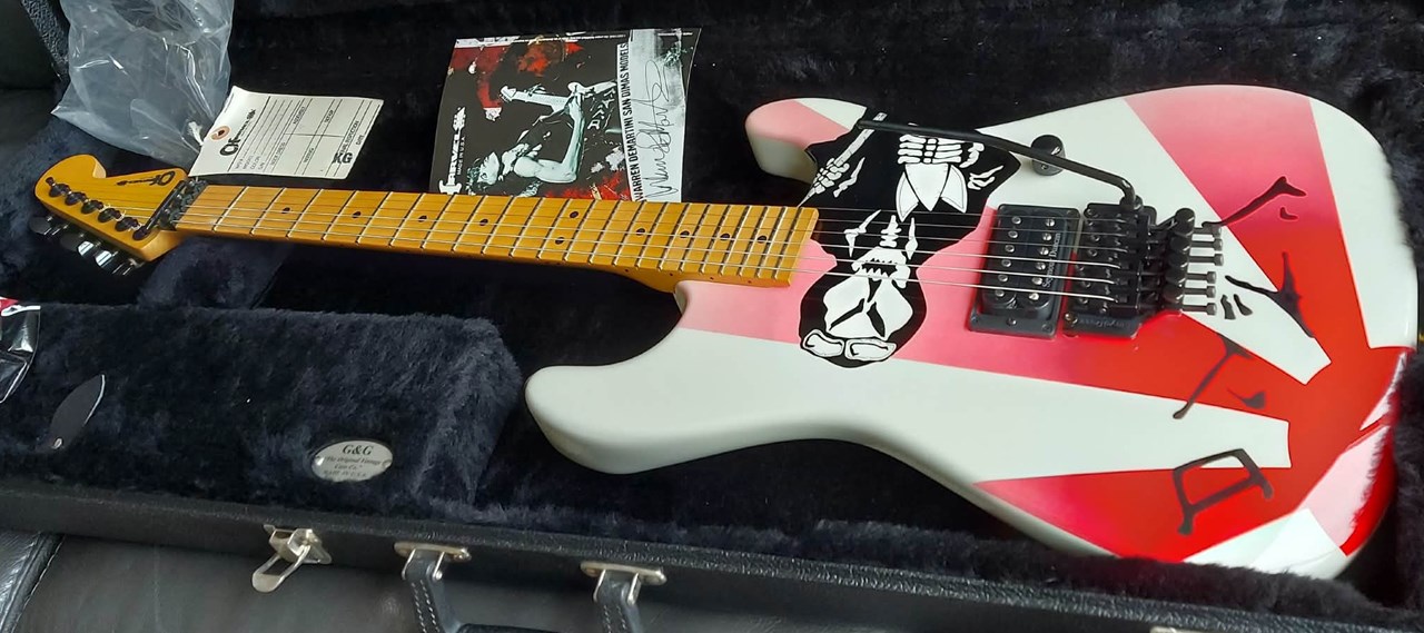 Charvel USA Warren DeMartini Signature San Dimas "Bomber" Dan Lawrence Painted - Thumbnail 2