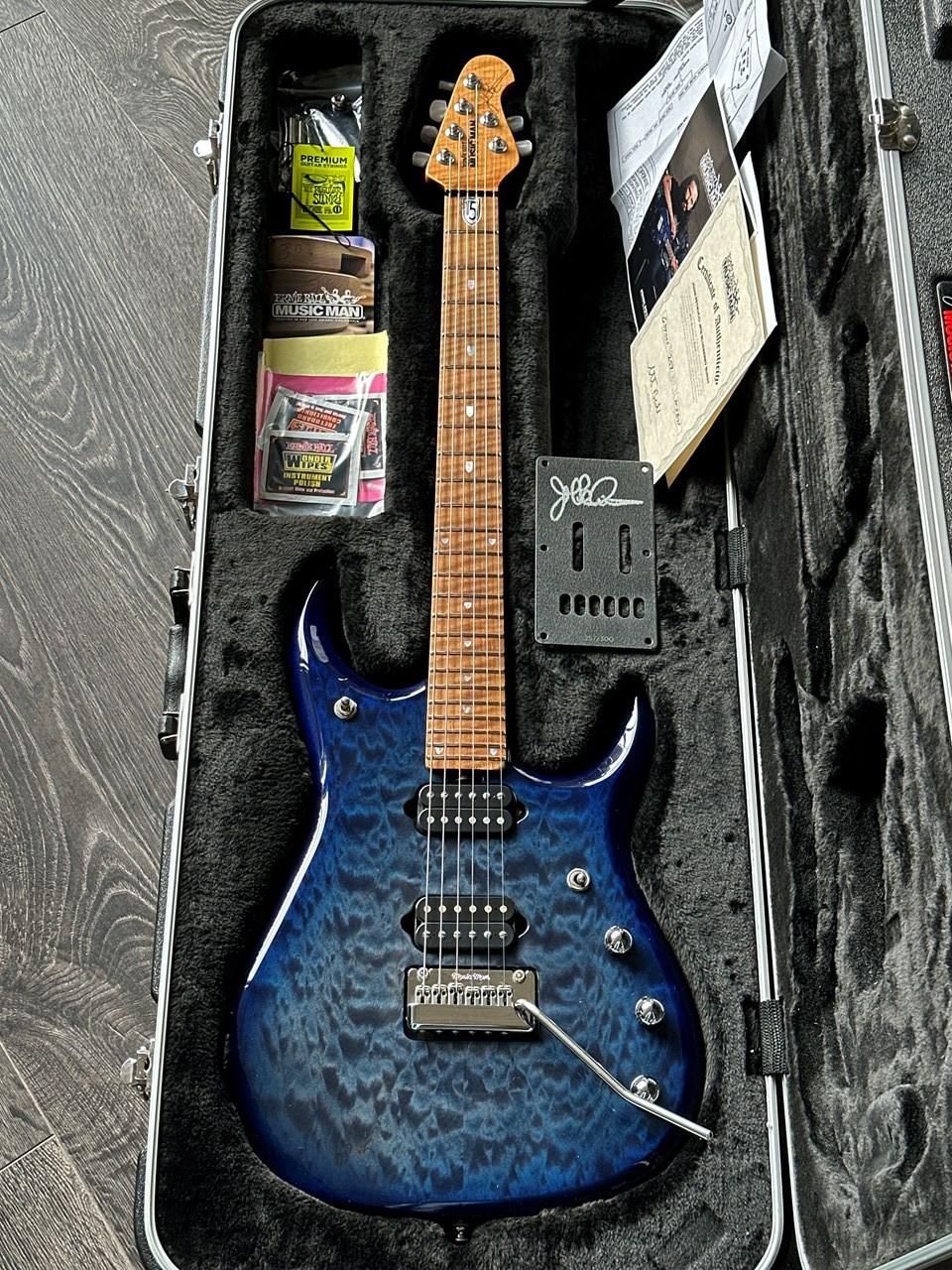 Music Man JP15 John Petrucci Blueberry Burst Handsigned - Thumbnail 2