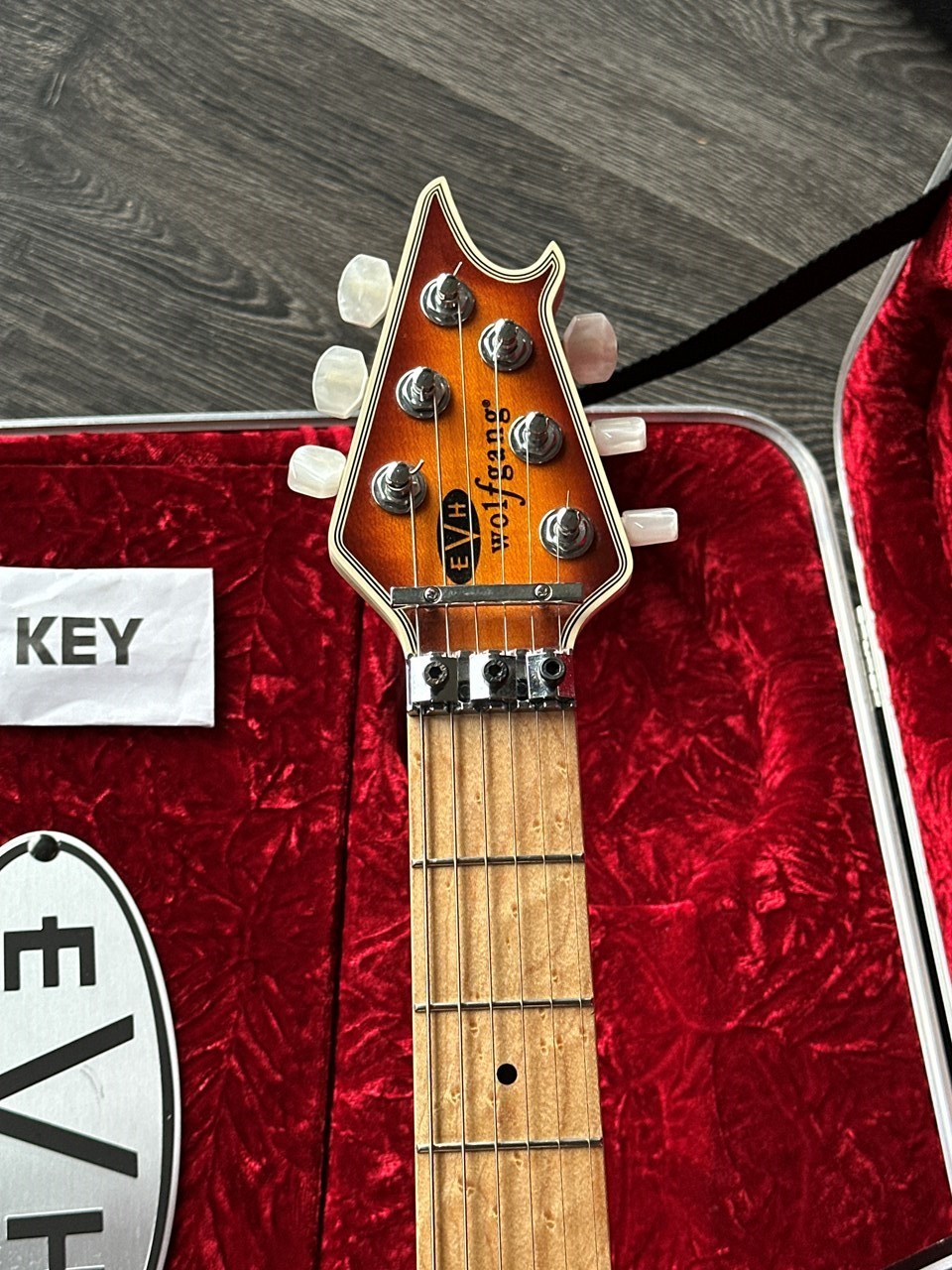 EVH Wolfgang Standard Deluxe Quilt Top Tobacco with Papers & Case - Thumbnail 5