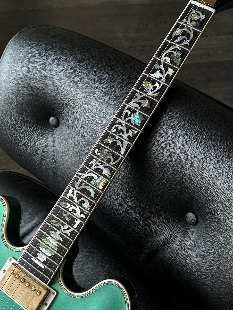 Gibson ES-335 Ultima Tree of Life Inlays Crimson Custom Shop Masterpiece - Thumbnail 3