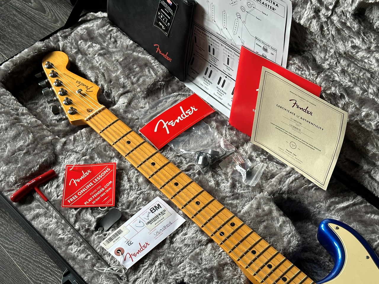 2019 Fender American Ultra Stratocaster Cobra Blue Excellent & Complete - Thumbnail 2