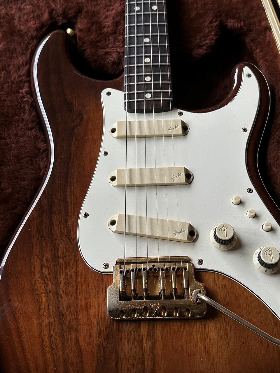 1983 Fender Elite Stratocaster Walnut Body Excellent with Original Case - Thumbnail 2