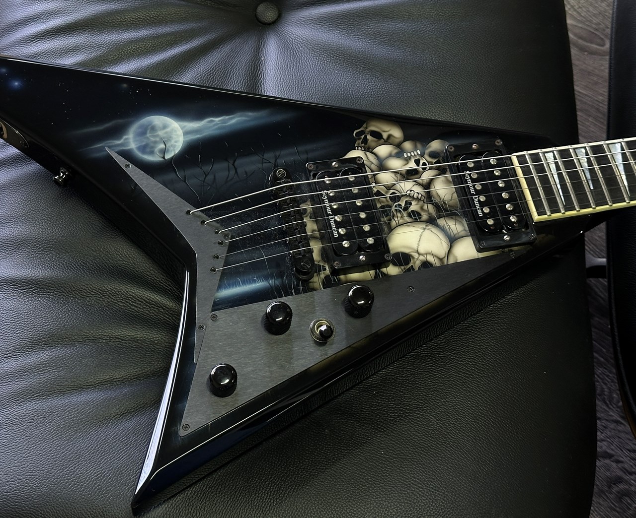 Jackson USA RR1 Pile of Skulls Randy Rhoads with Case - Thumbnail 2