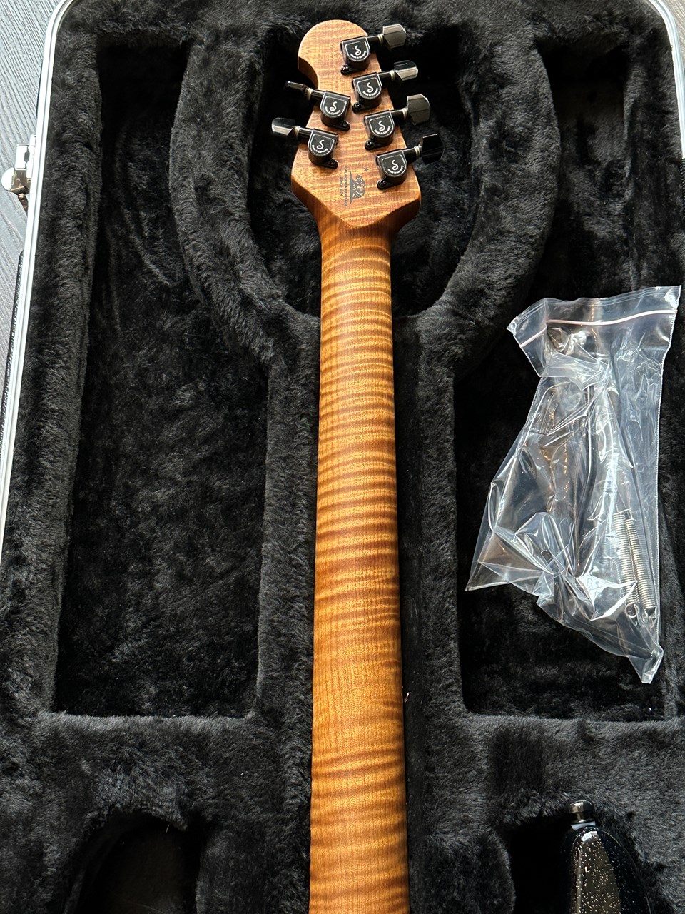 Music Man Luke 3 BFR Black Sparkle Floyd Rose Limited Ed. of 69 Steve Lukather - Thumbnail 3