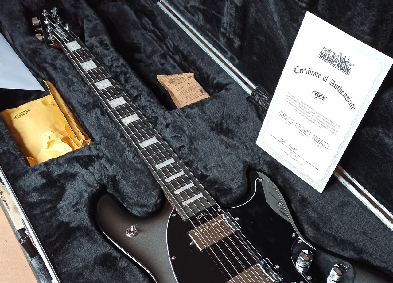 Music Man BFR Stingray RS Silverburst Mint & Complete - Thumbnail 2