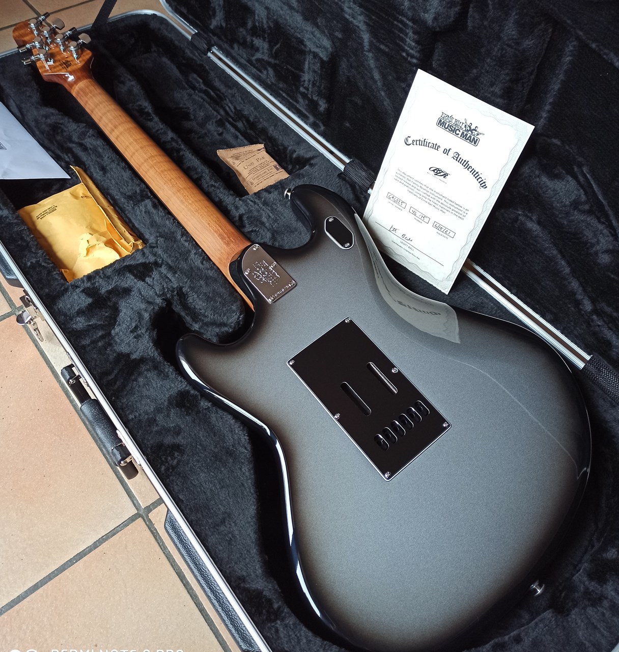 Music Man BFR Stingray RS Silverburst Mint & Complete - Thumbnail 4