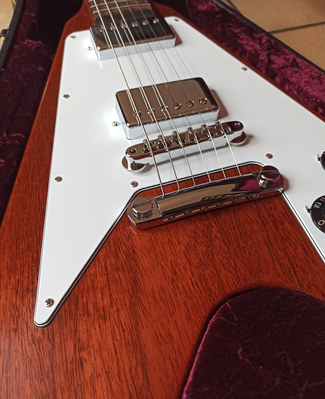 2026 Gibson Custom Shop 1971 Flying V Medallion Reissue Cherry VOS Low Serial# 3 - Thumbnail 4