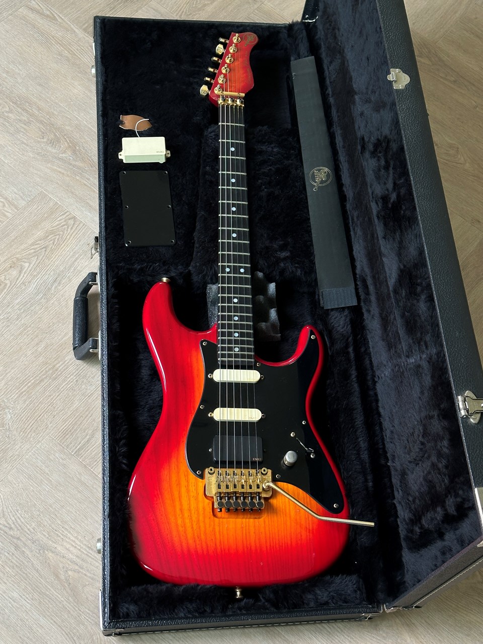 Valley Arts Steve Lukather Model Ultimate Collectable - Thumbnail 5