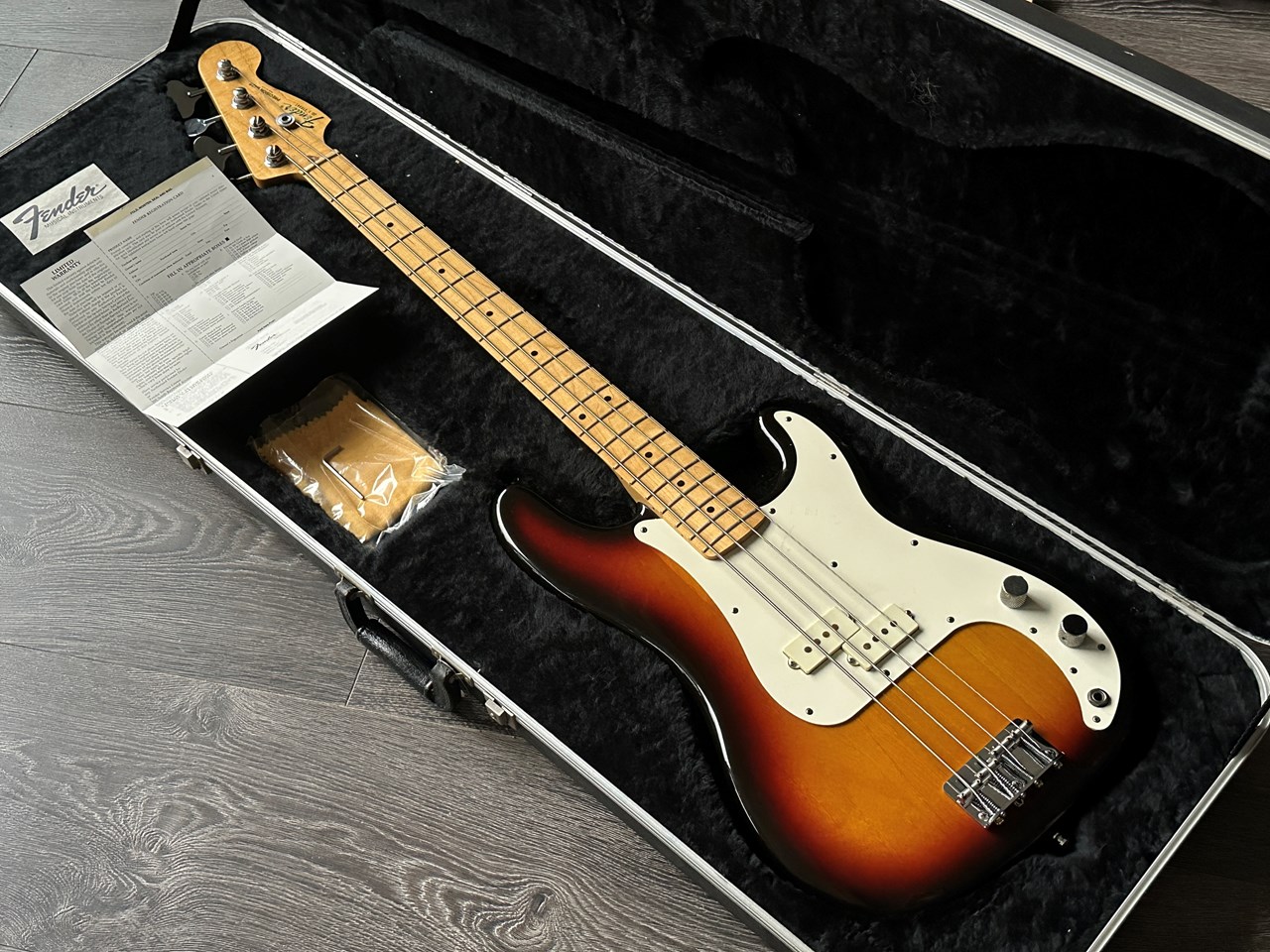 1983 Fender USA Precision Bass Sunburst with Papers & Case - Thumbnail 5