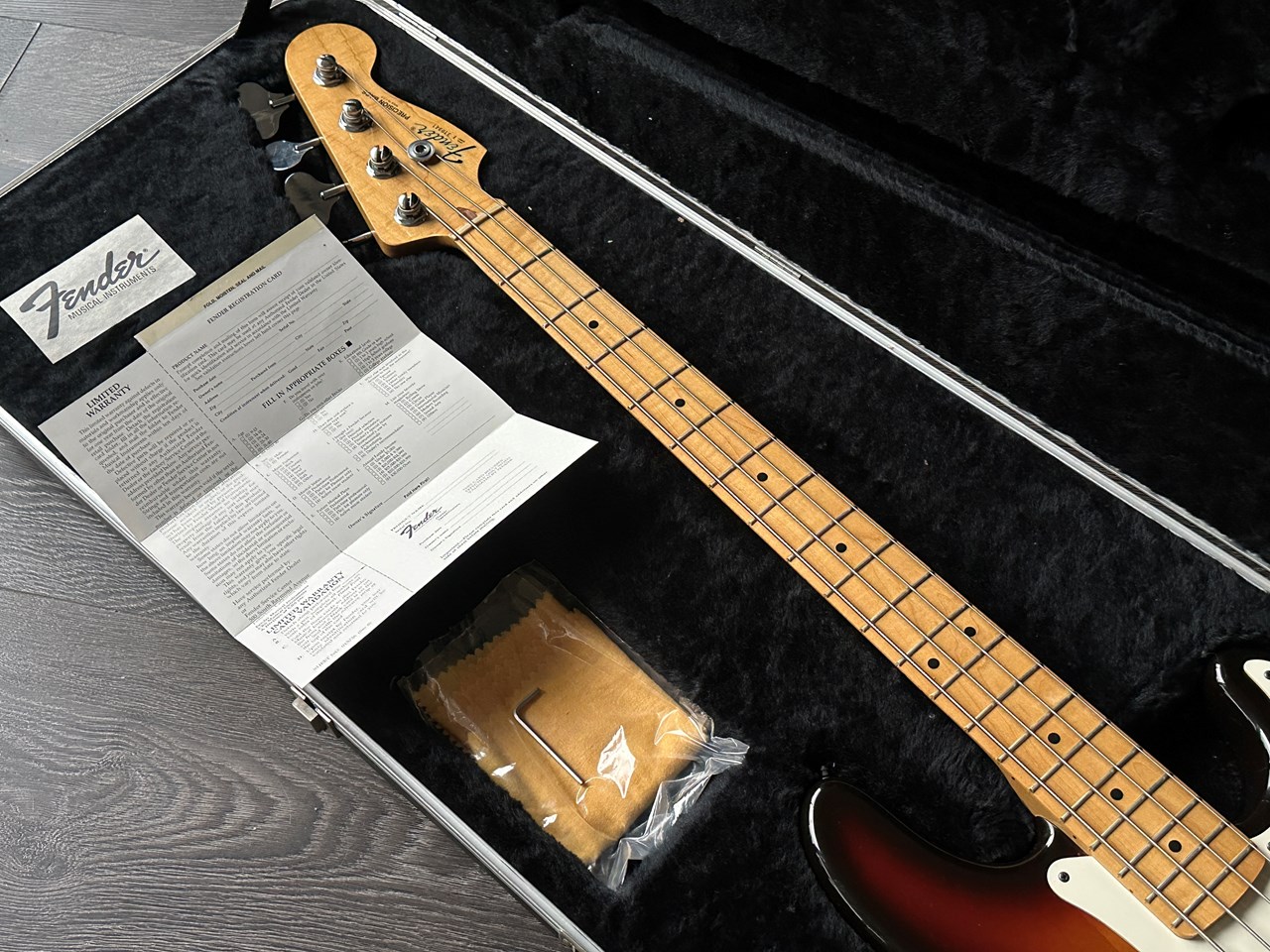 1983 Fender USA Precision Bass Sunburst with Papers & Case - Thumbnail 6