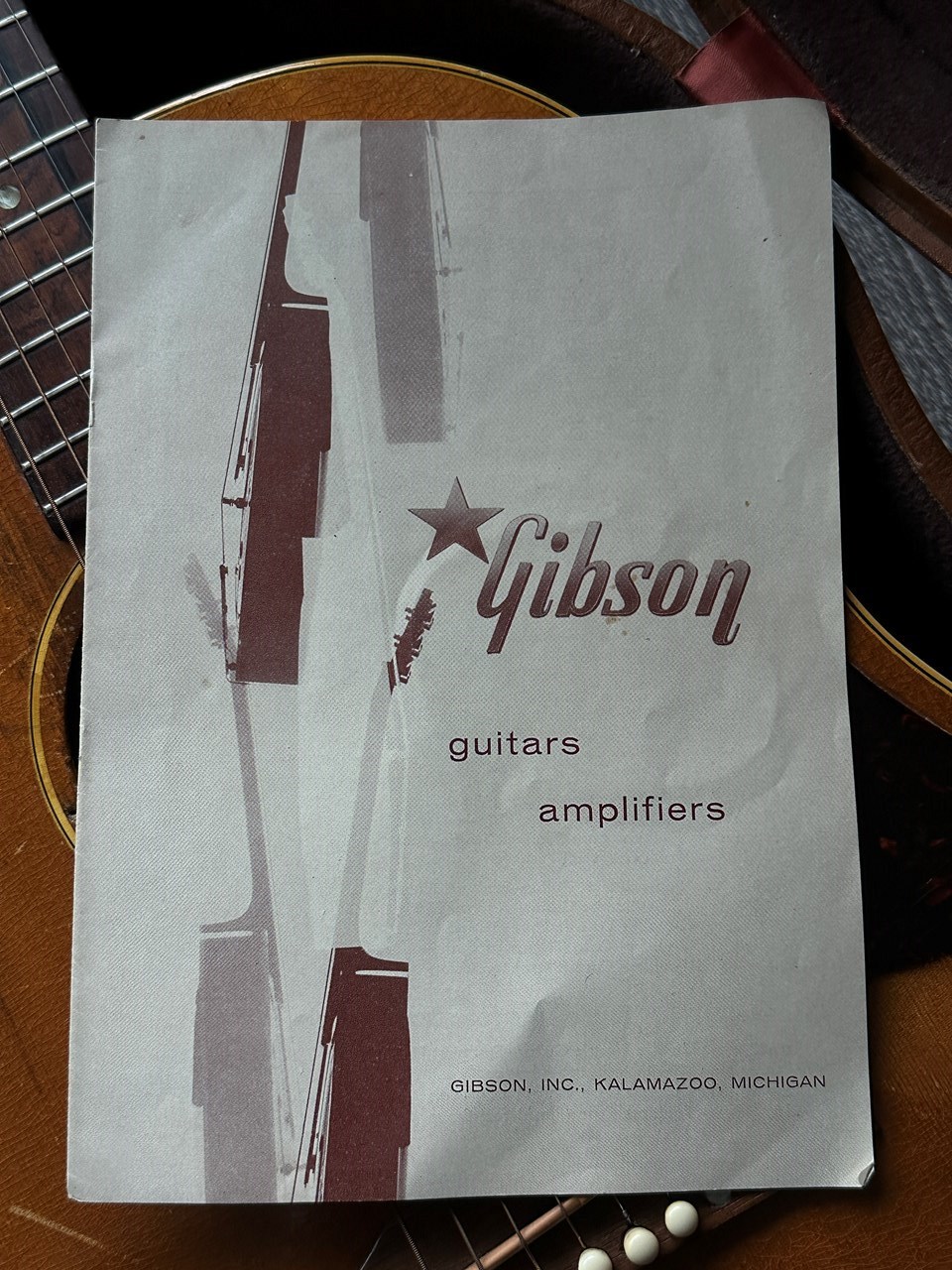 1957 Gibson J-50 Stunning Piece with Original Booklet & Case - Thumbnail 5