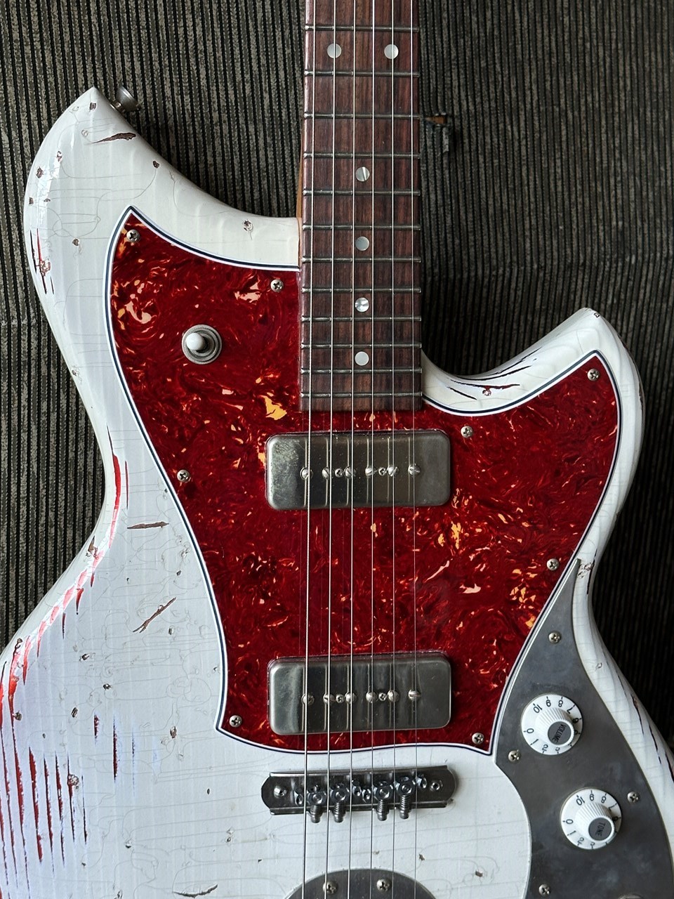 Novo Serus J Nucleus Olympic White over Candy Apple Red Fralin P90s Mastery Vibrato - Thumbnail 6