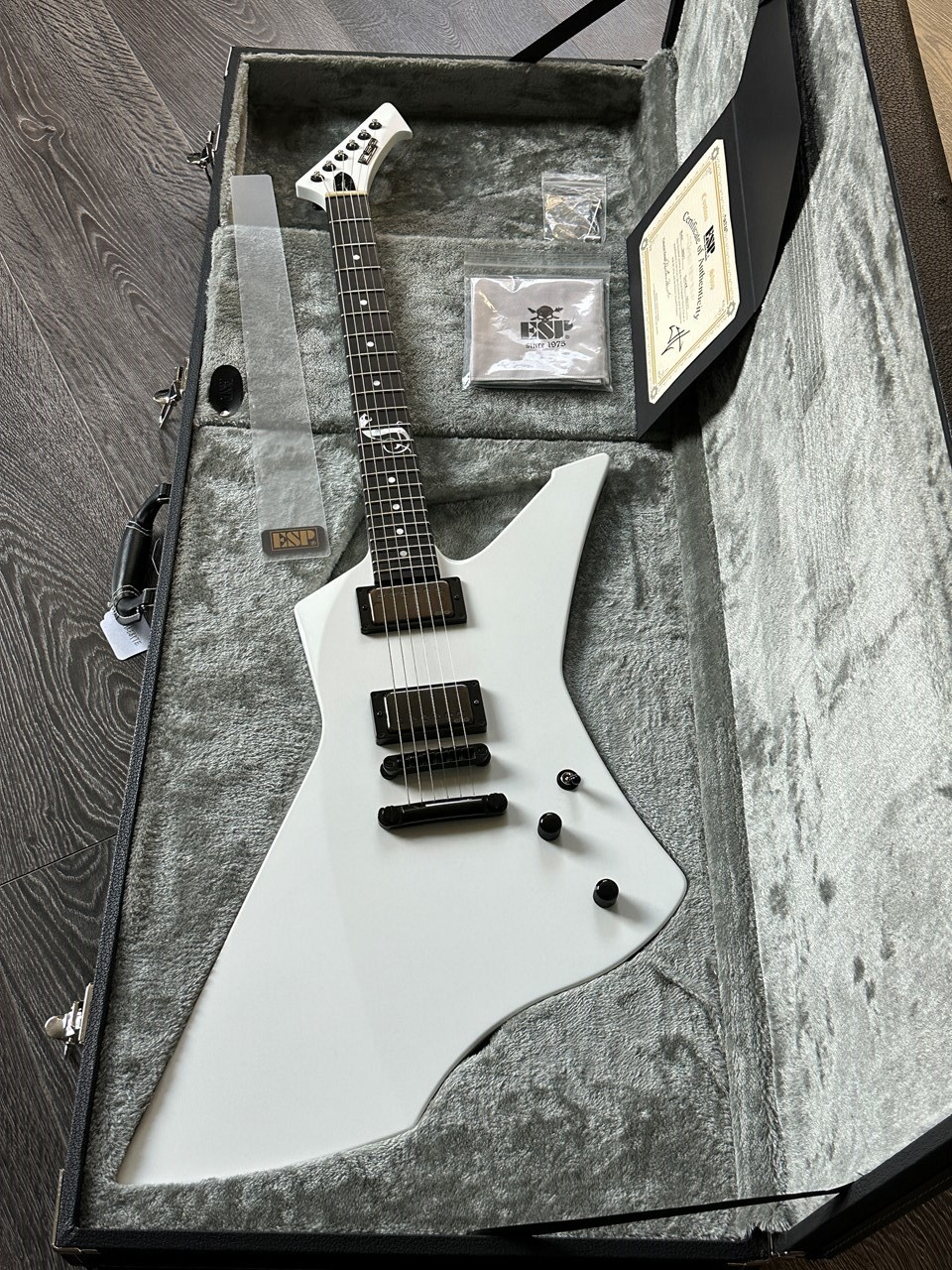 ESP Custom Shop Snakebyte James Hetfield Mint & Complete - Thumbnail 3