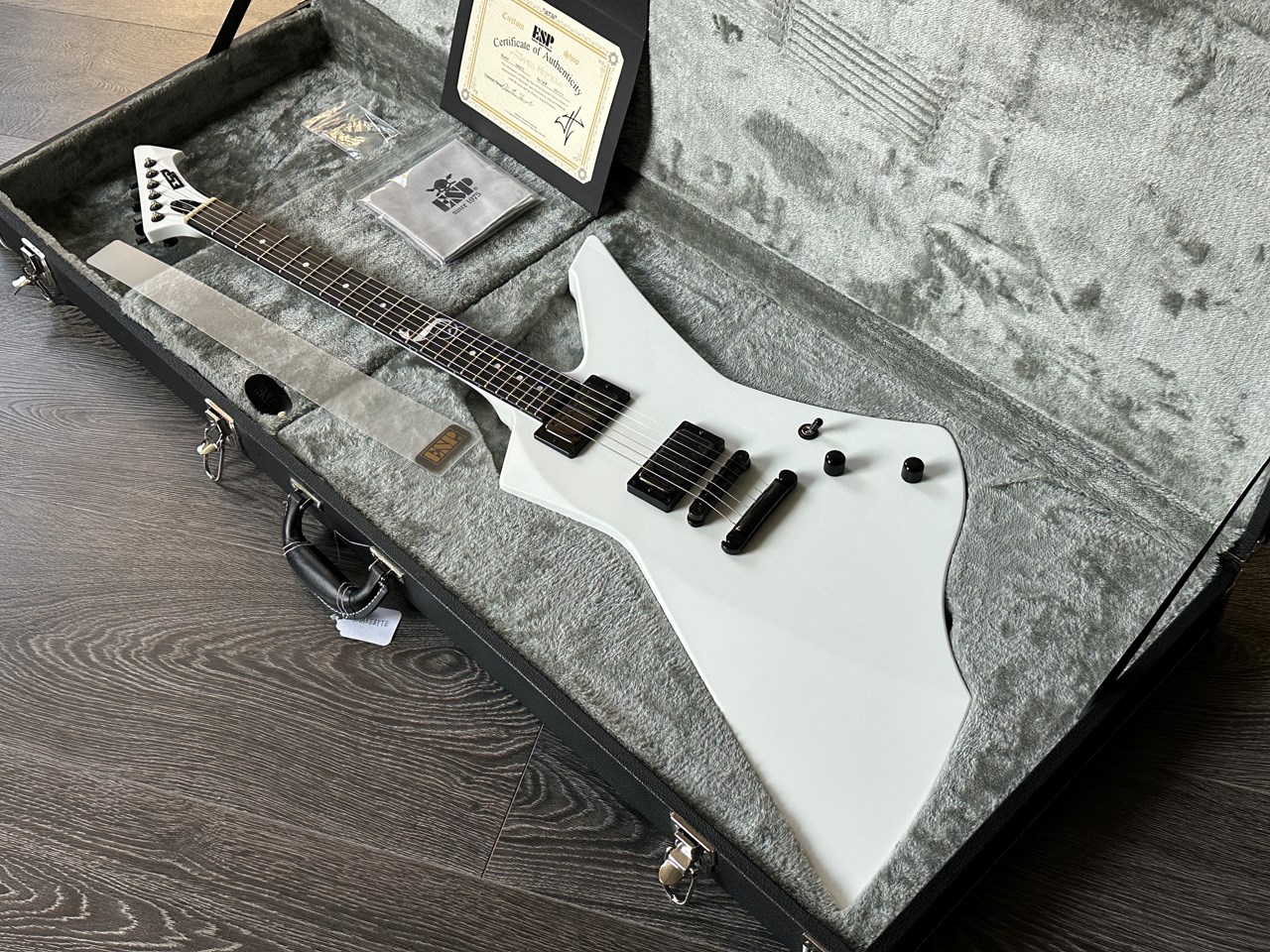 ESP Custom Shop Snakebyte James Hetfield Mint & Complete - Thumbnail 2