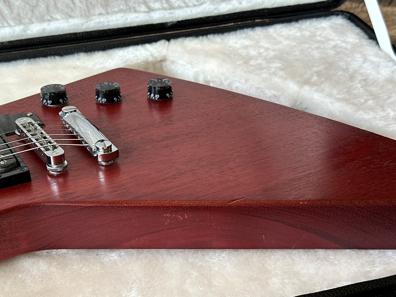 Gibson Explorer Faded Worn Cherry with Papers & Original Case - Thumbnail 6