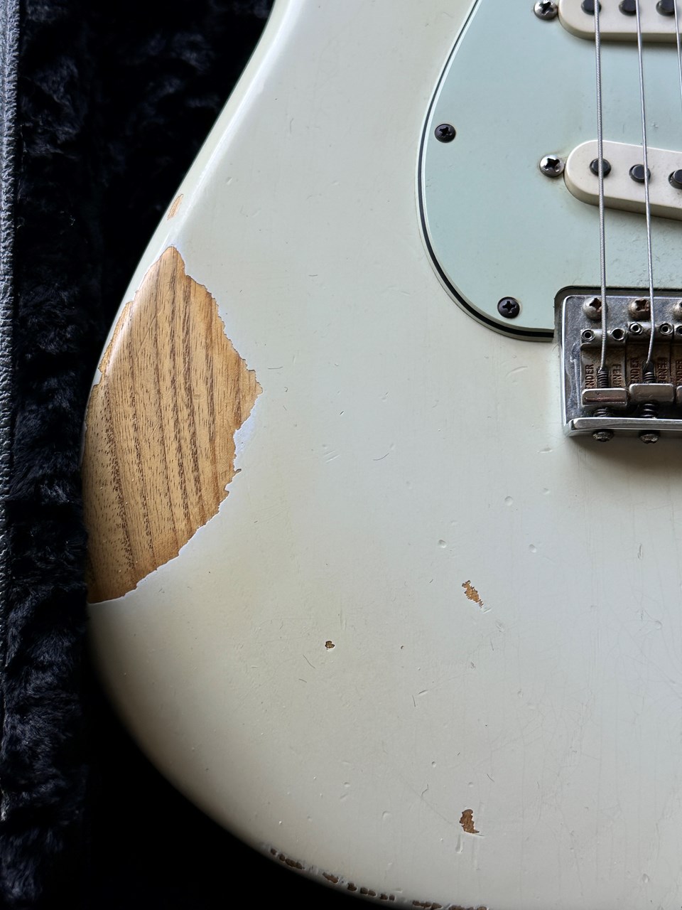 2007 Fender Stratocaster 1969 Relic Olympic White with COA & Case - Thumbnail 2