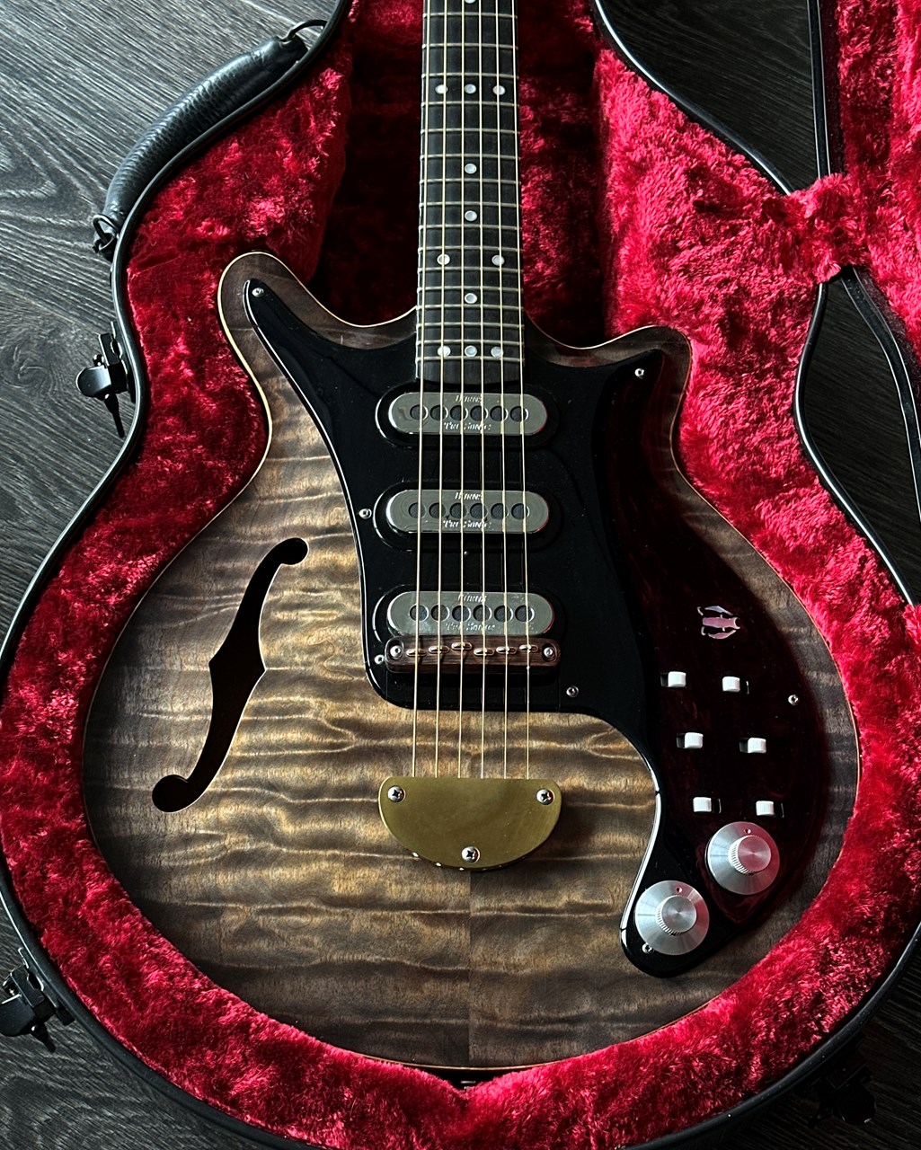 Guyton The Archtop MkII (The Badger) Handsigned by Brian May Serial# 5 of 5 - Thumbnail 5