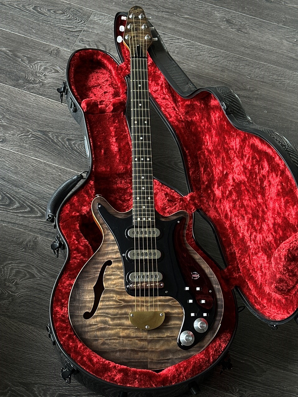 Guyton The Archtop MkII (The Badger) Handsigned by Brian May Serial# 5 of 5 - Thumbnail 2