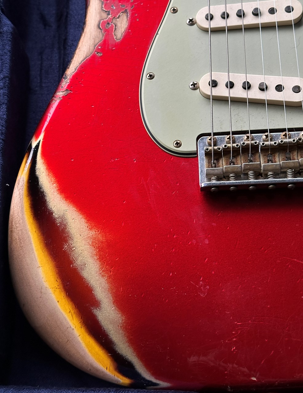2024 Fender Stratocaster 1965 Heavy Relic Candy Apple Red over Sunburst - Thumbnail 4