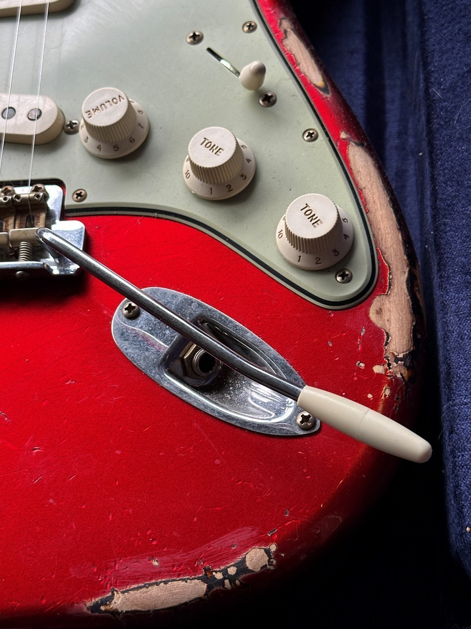2024 Fender Stratocaster 1965 Heavy Relic Candy Apple Red over Sunburst - Thumbnail 3