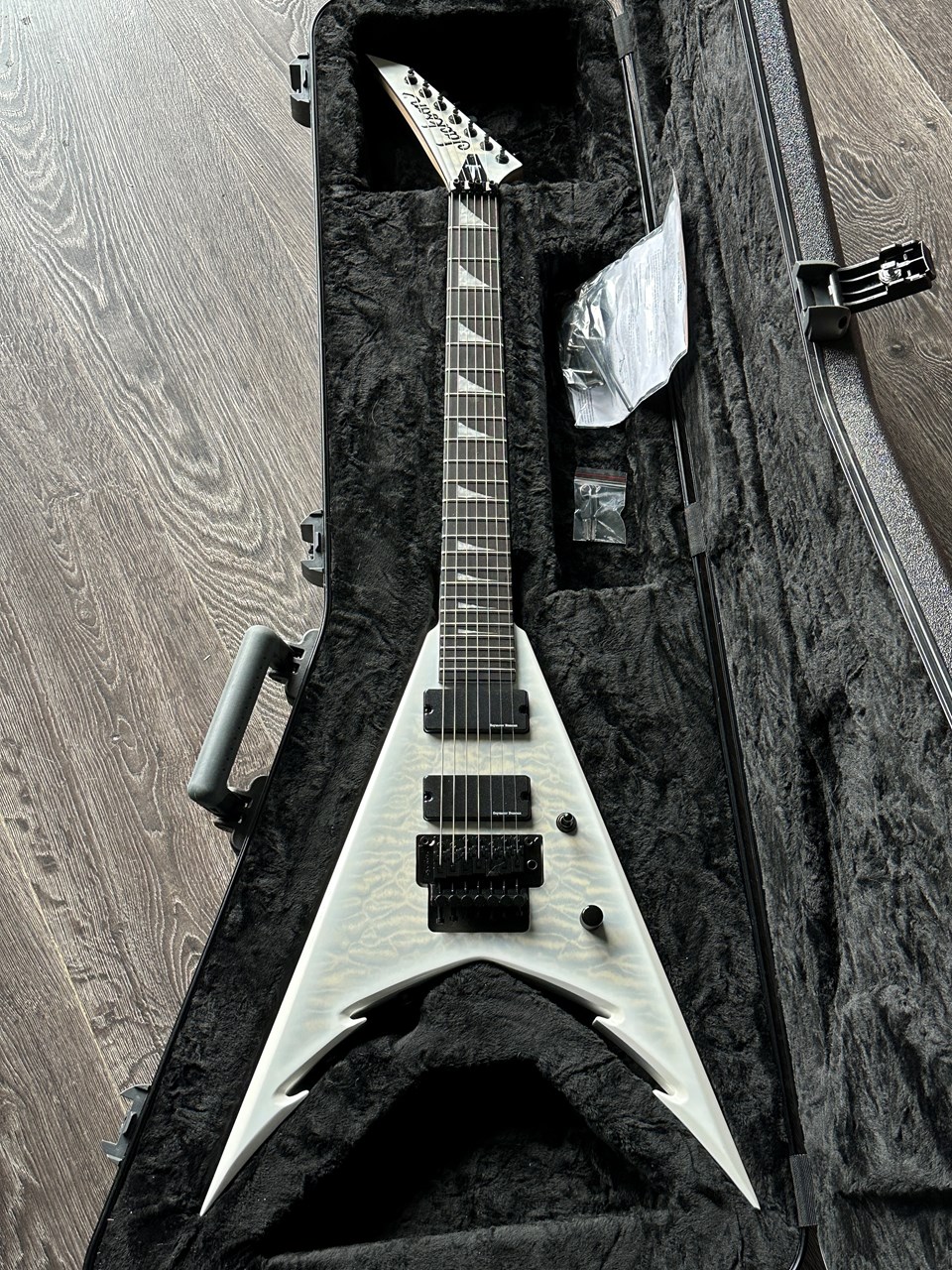 Jackson Pro Series Corey Beaulieu KV7Q King V Winter Storm 7-String Trivium with Case - Thumbnail 4