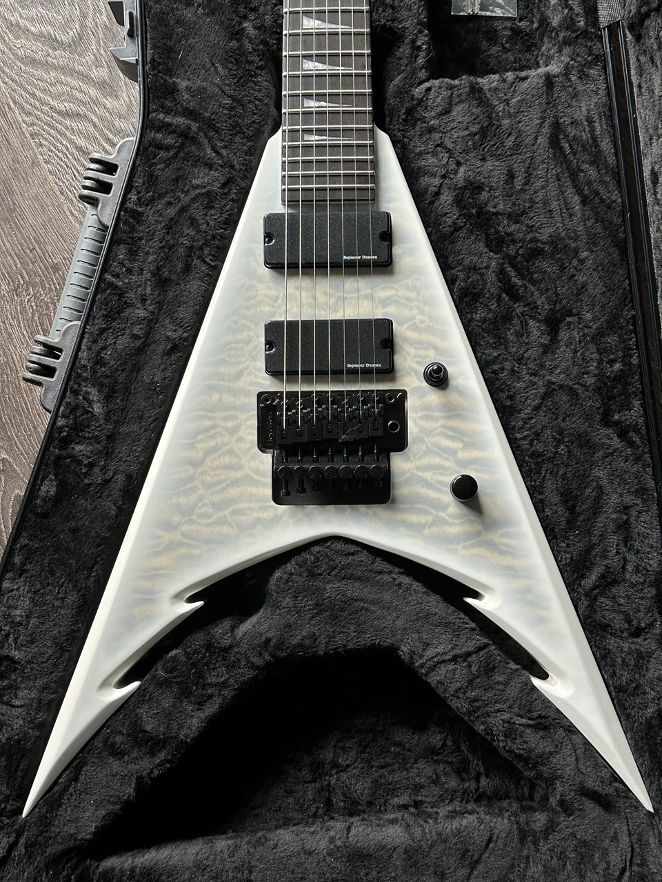 Jackson Pro Series Corey Beaulieu KV7Q King V Winter Storm 7-String Trivium with Case - Thumbnail 2